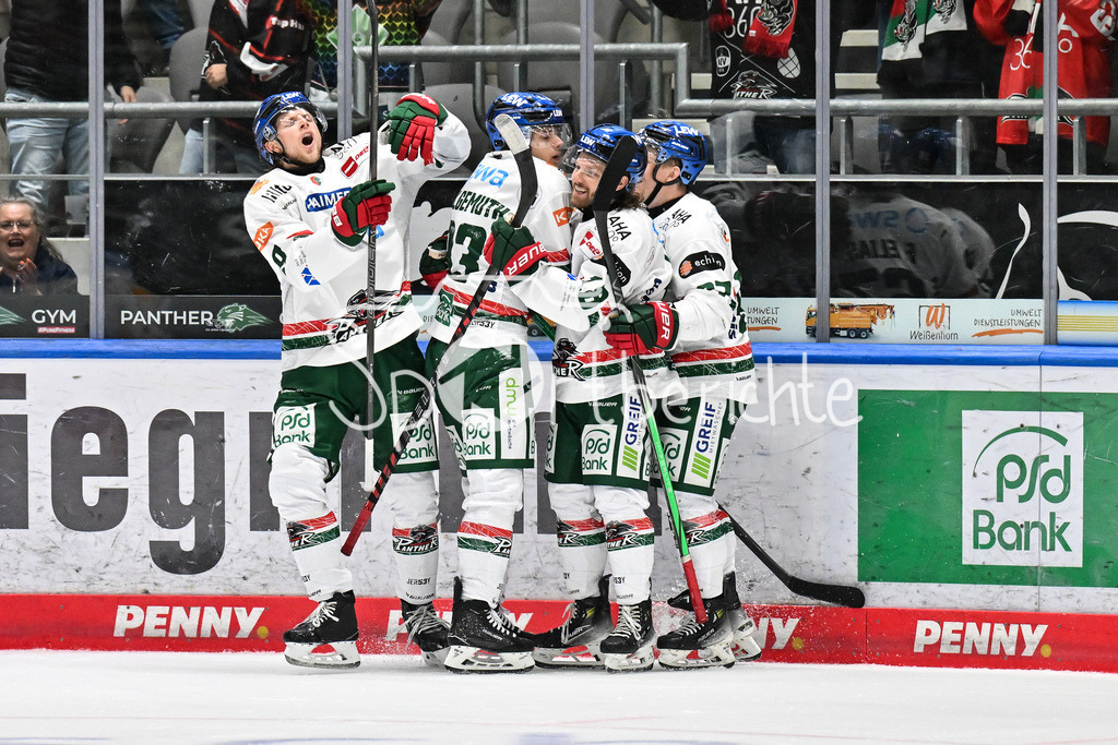 Augsburger Panther - Steinback Black Wings Linz | Jubel der Panther nach dem Treffer zum 4-1 durch Tim WOHLGEMUTH (Augsburger Panther 33) / Tor / Torschuetze / Freude / Happy / Testspiel: Augsburger Panther - Steinback Black Wings Linz; Curt Frenzel Stadion am 05.09.2025