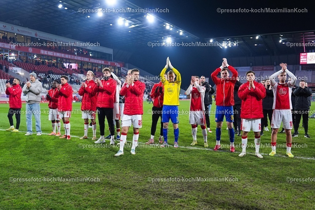 xYDRx01022601082 | 01.02.2026, xydrx, Fußball, 3.Liga, Rot-Weiss Essen - SV Wehen Wiesbaden, Saison 2025 2026, Stadion an der Hafenstraße:  Ahmet Arslan (Rot-Weiss Essen #6) Lucas Brumme (Rot-Weiss Essen #14) Franci Clarck Bouebari Kitsamoutsele (Rot-Weiss Essen #19) Torben Muesel (Rot-Weiss Essen #26) Jakob Golz (Rot-Weiss Essen #1) Nils Kaiser (Rot-Weiss Essen #18) Felix Wienand (Rot-Weiss Essen #35) Michael Kostka (Rot-Weiss Essen #2)  Marvin Obuz (Rot-Weiss Essen #10) vor der kurve nach dem 1:1 Endstand  DFB regulations prohibit any use of photographs as image sequences and or quasi-video. Photo: xYannisxDreimannxPressefotoKochx