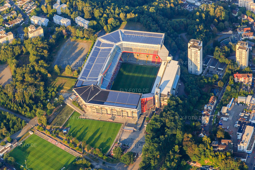 Luftbild: Kaiserslautern, Fritz-Walter Stadion des FCK auf dem Betzenberg in Kaiserslautern im Bundesland Rheinland-Pfalz in Deutschland. Foto: IMG_109787.jpg vom 06.08.2018 durch Werner Riehm/FLY-FOTO.de