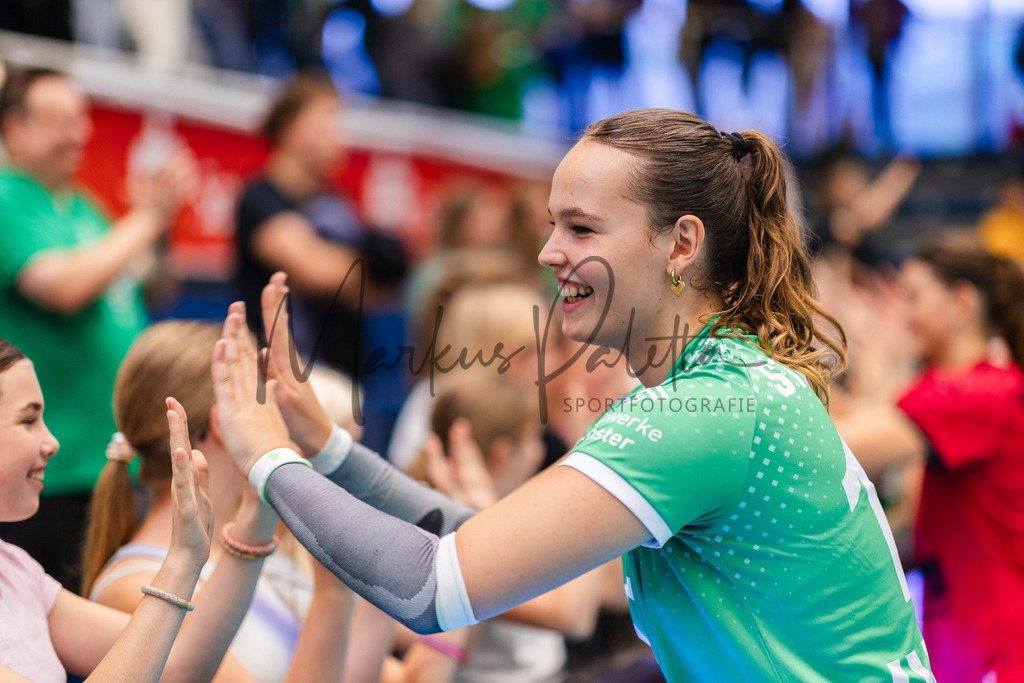 Volleyball, 1. Bundesliga Frauen, Hauptrunde, 1. Spieltag, Saison 2025/2026: USC Münster - SSC Palmberg Schwerin | 1. Bundesliga Frauen, Hauptrunde, 1. Spieltag, Saison 2025/2026, USC Münster empfängt SSC Palmberg Schwerin in der Sporthalle Berg Fidel in Münster. Foto: sportfotografie.ms | Markus Paletta - Realisiert mit Pictrs.com