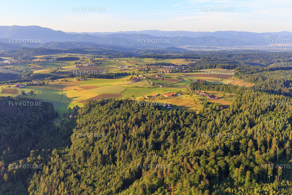 Weiler auf der Hochebene des Schwarzwalds | Luftbild: Weiler auf der Hochebene des Schwarzwalds im Ortsteil Ottoschwanden in Freiamt im Bundesland Baden-Württemberg in Deutschland. Foto: IMG_147519.jpg vom 30.05.2025 durch Werner Riehm/FLY-FOTO.de - Realisiert mit Pictrs.com
