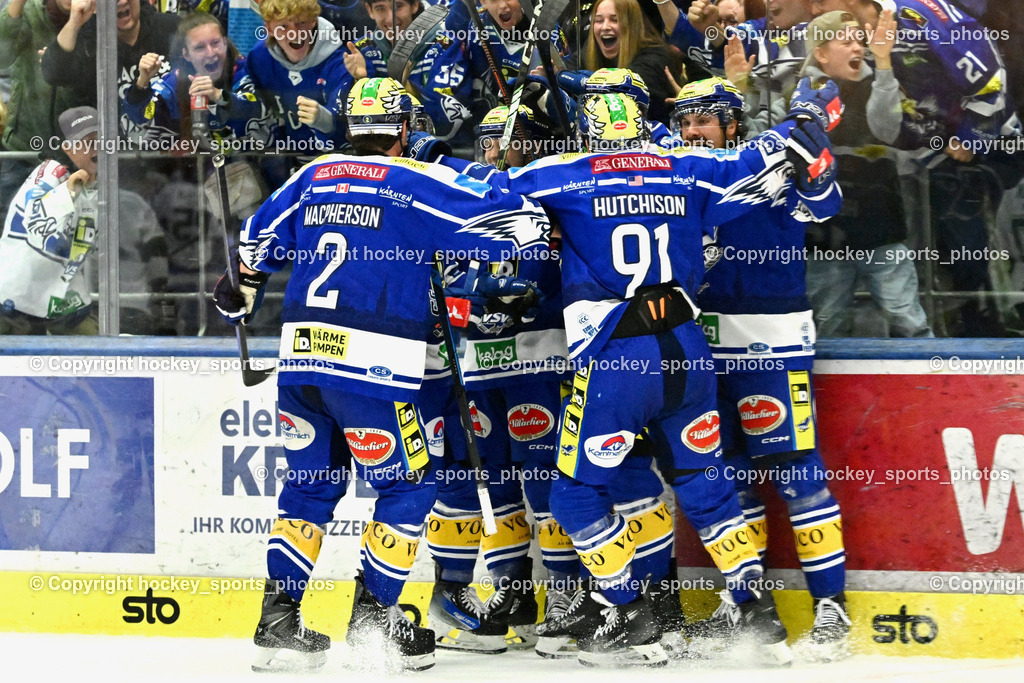 EC IDM Wärmepumpen VSV vs. FTC-TELEKOM JÉGKORONG | Jubel zum Game Winner EC VSV, #2 Dylan MacPherson EC VSV, #91 Nick Hutchison EC VSV, #13 Adam Helewka EC VSV, EC IDM Wärmepumpen VSV vs. FTC-TELEKOM JÉGKORONG, EC IDM Wärmepumpen VSV vs. FTC-TELEKOM JÉGKORONG am 19.10.2025 in Villach (Stadthalle Villach), Austria, (Photo by Bernd Stefan)