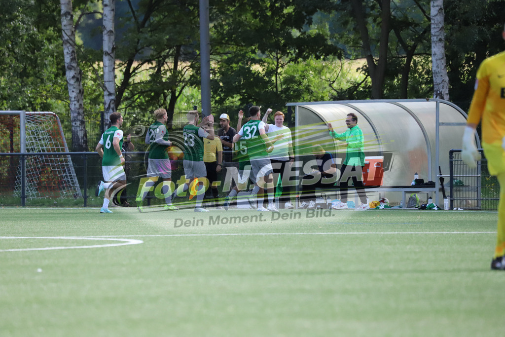 FC RW Kirchlengern - TuS Dornberg | Auf dem Bild zu sehen: grün TuS Dornberg: JubelFC RW Kirchlengern, TuS Dornberg, Saison 25/26, Landesliga, Kirchlengern, Deutschland - Realisiert mit Pictrs.com