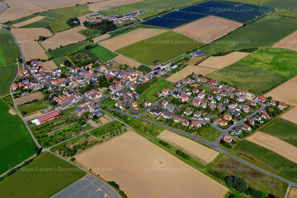 3650294 | PüSSENSHEIM 31.08.2016 Landwirtschaftliche Nutzflächen und Feldgrenzen  umsäumen das Siedlungsgebiet des Dorfes in Püssensheim im Bundesland Bayern, Deutschland // Agricultural land and field boundaries surround the settlement area of the village  in Püssensheim in the state Bavaria, Germany Foto: Gerhard Launer