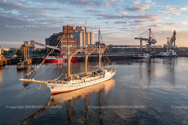 DJI_0082 | 30.09.2022 Drohnenaufnahmen Dt. Schifffahrtstag 2022 Bremen Wendebecken / Weser