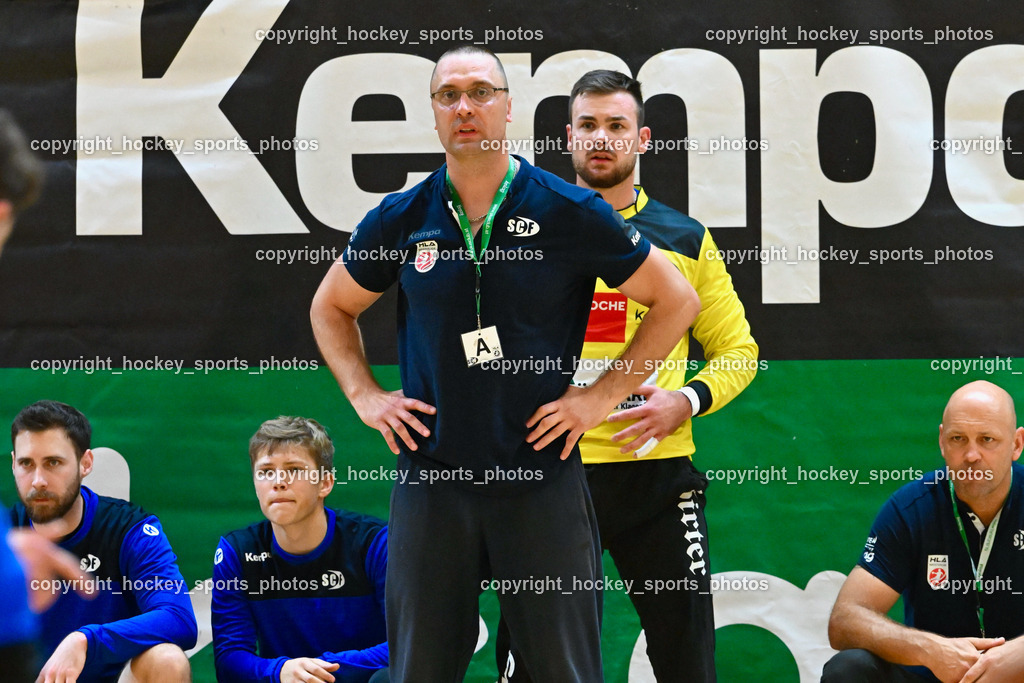 SC Ferlach vs. HC Linz AG 11.10.2023 | Headcoach SC Ferlach ARNAUDOVSKI Risto, #33 STRIEBNIG Florian SC Ferlach, #9 SAGER Nico SC Ferlach, MIKLIN Gerald, SC Ferlach vs. HC Linz AG 11.10.2023, SC Ferlach vs. HC Linz AG am 11.10.2023 in Ferlach (Ballspielhalle Ferlach), Austria, (Photo by Bernd Stefan)