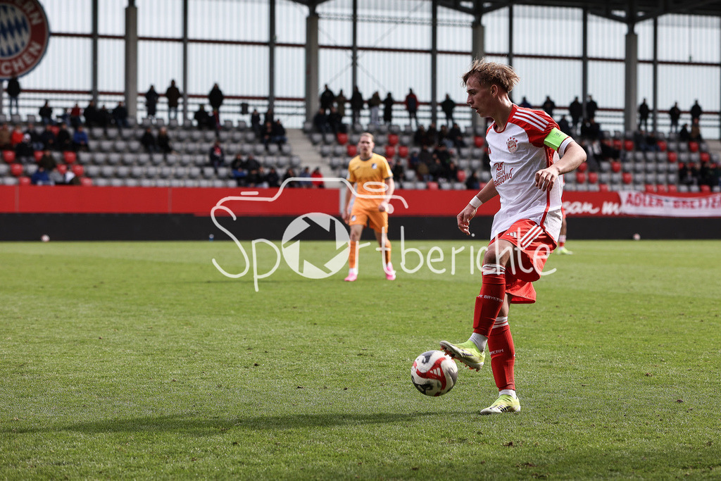 FC Bayern München U19 - TSG 1899 Hoffenheim U19 | am Ball Maximilian HENNING (FCB #3) / Einzelfoto / Freisteller