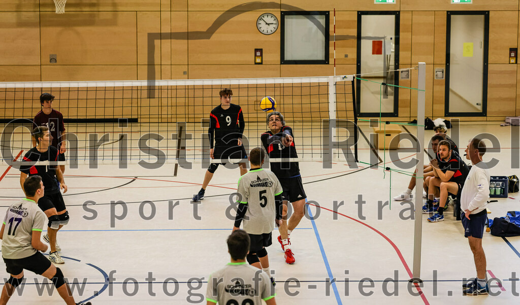 2021-11-27_131_TuS_Oberding_II_gegen_MTV_1881_Ingolstadt_III | Oberding, Deutschland, 27.11.2021:
Volleyball, Kreisliga 2021 / 2022, 5. Spieltag, TuS Oberding II gegen MTV 1881 Ingolstadt III, Endergebnis: 3:2

Christoph Stegemann (TuS Oberding, #7), Lucas John (TuS Oberding, #12), Hayden Lorenz (TuS Oberding, #9), Gregor Bartkowski (TuS Oberding, #11)

Foto: Christian Riedel / fotografie-riedel.net