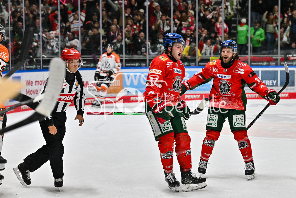Augsburger Panther - Grizzlys Wolfsburg | Grenzenloser Jubel nach dem Siegtreffer zum 2-1 in der Verlängerung durch D. J. BUSDEKER (Augsburger Panther 14) / Tor / Torschuetze / Freude / Happy / DEL: Augsburger Panther - Grizzlys Wolfsburg; Curt Frenzel Stadion am 10.10.2025