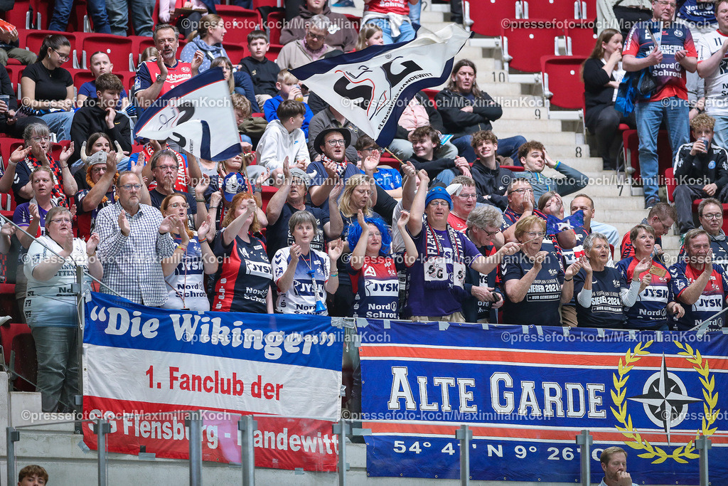 Due1HBL02062401048 | 02.06.2024, Handball, Düsseldorf, PSD-Bank Dome, Liqui Moly Handball Bundesliga, Spieltag 34, Saison 2023 2024, Bergischer HC - SG Flensburg-Handewitt: Flensburg-Fans stehen jubelnd auf der Tribüne