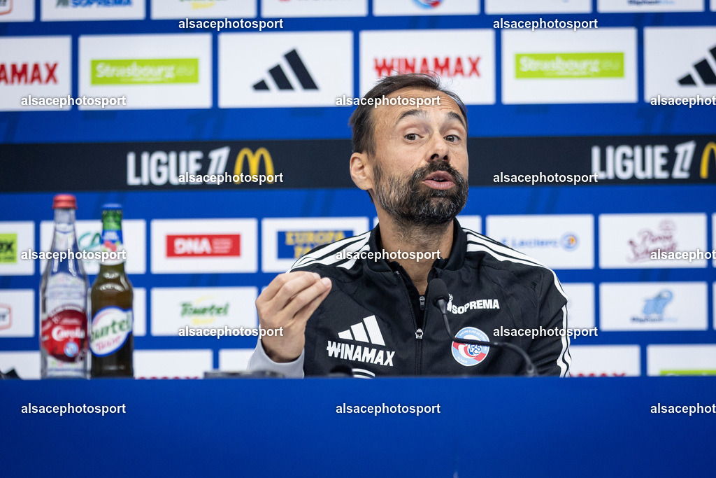 _B7A4970 | Hugo Oliveira, head coach of Racing Club de Strasbourg Alsace, speaks during a press conference at Stade de la Meinau in Strasbourg, France, on October 23, 2026, ahead of the Ligue 1 match against Stade Rennais FC. - Realisiert mit Pictrs.com