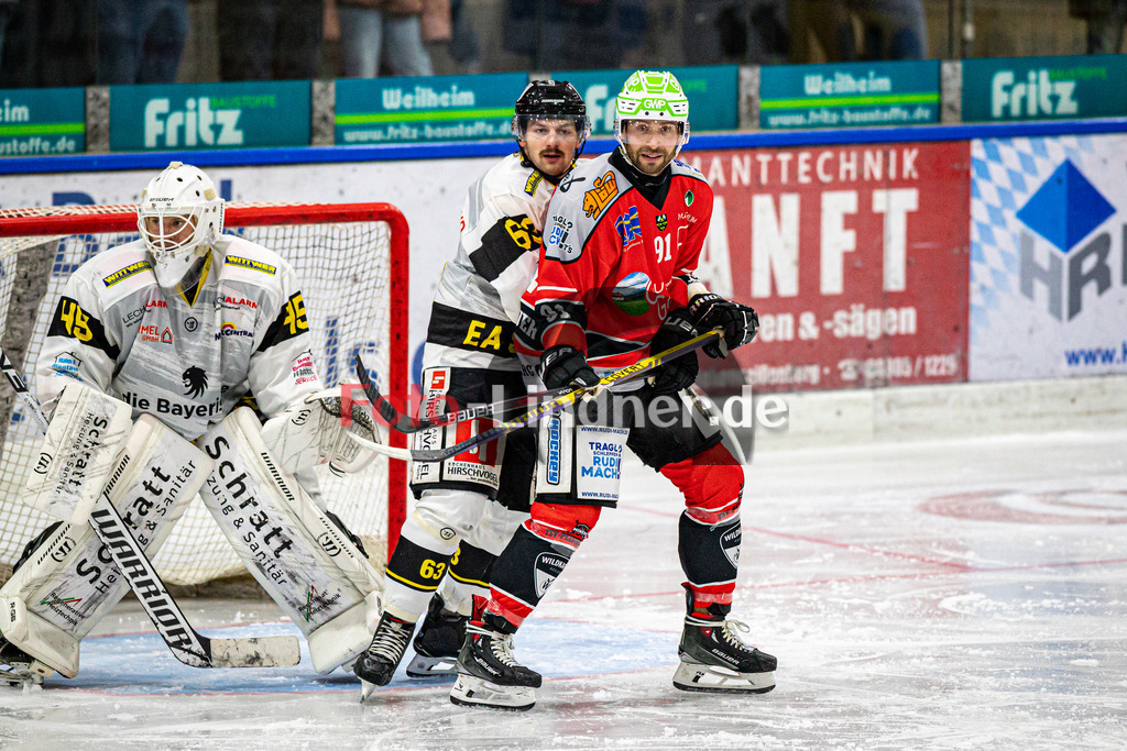 TSV Peißenberg MINERS gegen EA Schongau | Eishockey Bayernliga Herren Vorrunde 2024/25, TSV Peißenberg MINERS gegen EA Schongau, 20241031,Dominik EBENTHEUER (MINERS 91) vor dem Tor der Mammuts,2024-10-31 in Peißenberg (Eisstadion Peißenberg)Dominik EBENTHEUER (MINERS 91), Lucas SPINDLER (MAMMUTS 63)Copyright: WolfgangxLindner foto-lindner.de