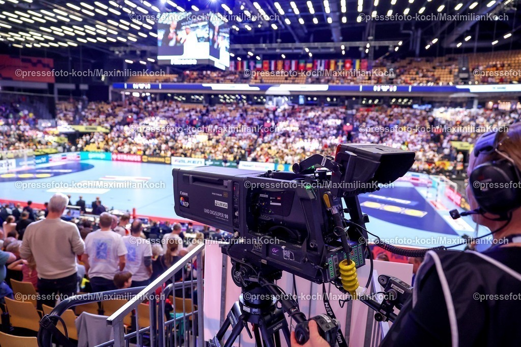 EHF17012602099 | 17.01.2026, Handball, Men's EHF EURO 2026, Deutschland - Serbien, Jyske Bank Boxen in Herning, Dänemark, Preliminary Round: Fernsehkamera Symbolbild Handballübertragung Übertragungsrechte Sendezeiten Sendezeit Kamera Kamerafrau Kameramann 