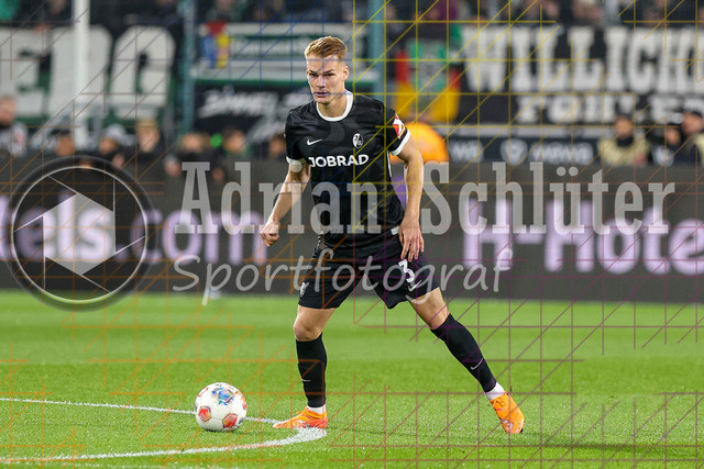 Borussia Mönchengladbach vs SC Freiburg - Bundesliga  | Mönchengladbach, Deutschland, 05.10.25:   Philipp Lienhart (SC Freiburg) in Aktion am Ball, Einzelaktion waehrend des Spiels der Bundesliga zwischen Borussia Mönchengladbach vs SC Freiburg im Stadion im Borussia Park(Foto von Brauer-Fotoagentur / Adrian Schlueter)