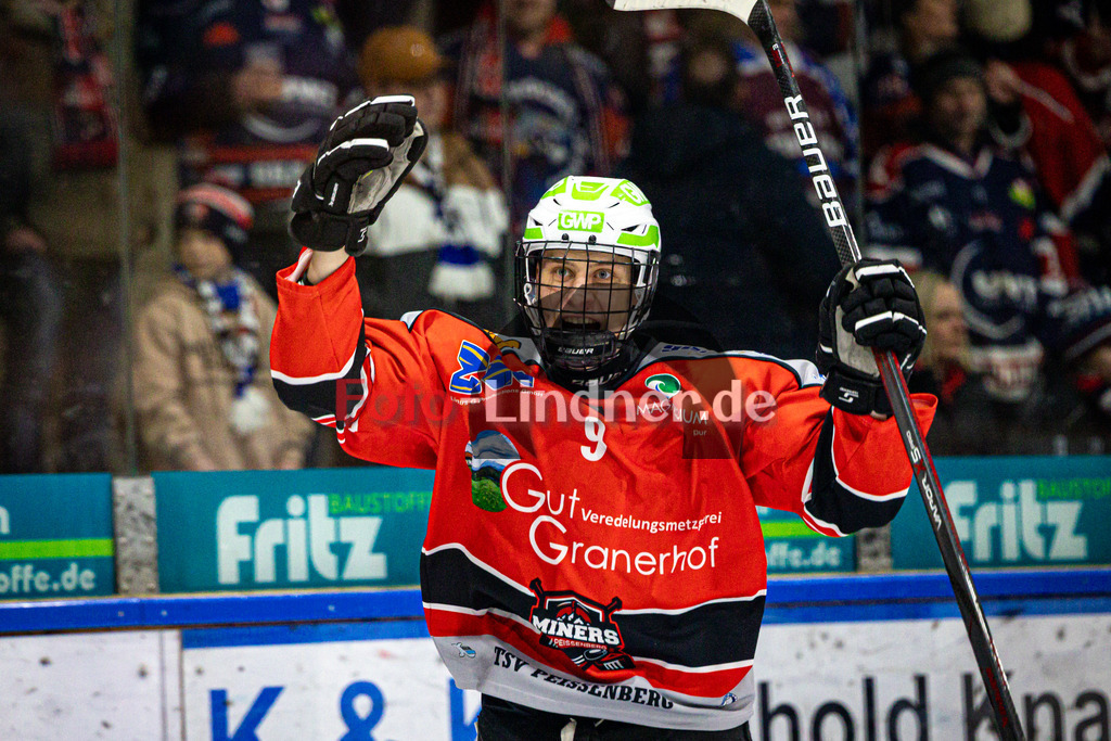 TSV Peißenberg MINERS gegen ESC Kempten SHARKS | Eishockey Bayernliga Herren Pre-Playoffs 2024/25, TSV Peißenberg MINERS gegen ESC Kempten SHARKS, 20250131,Tor Anton ENGEL (MINERS 9), Torjubel,2025-01-31 in Peißenberg (Eisstadion Peißenberg)Anton ENGEL (MINERS 9)Copyright: WolfgangxLindner foto-lindner.de