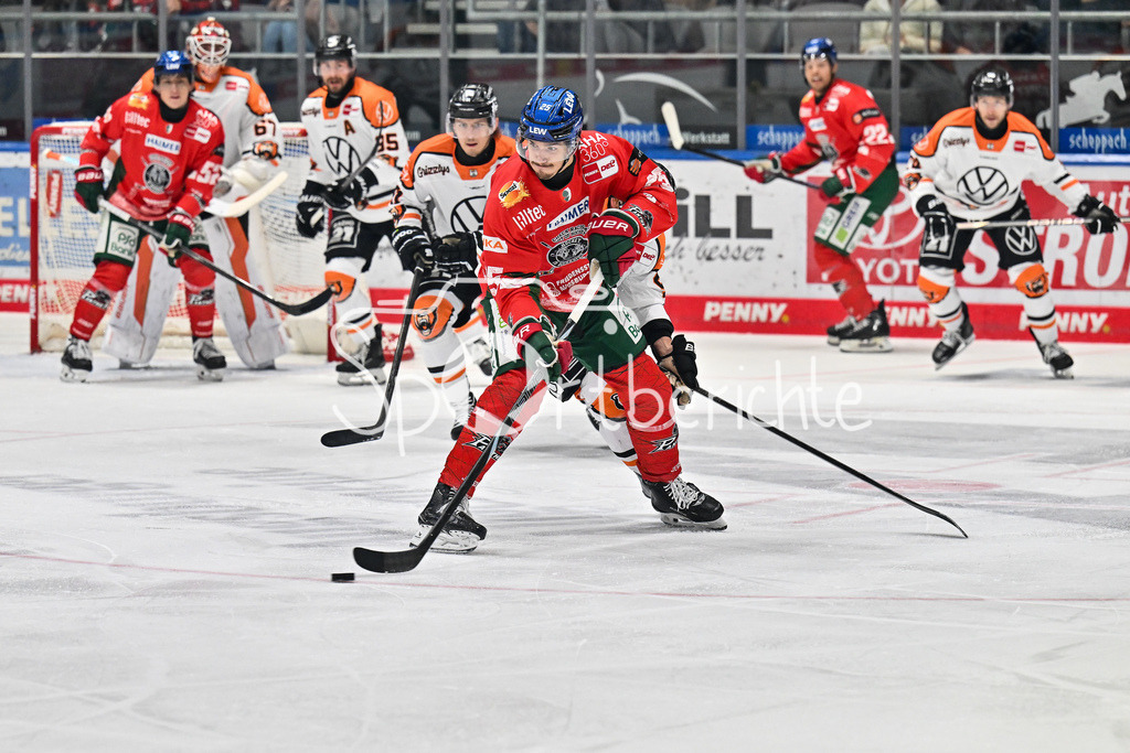 Augsburger Panther - Grizzlys Wolfsburg | in dieser Szene spielt Christian HANKE (Augsburger Panther 25) eine Pass im gegnerischen Drittel / DEL: Augsburger Panther - Grizzlys Wolfsburg; Curt Frenzel Stadion am 10.10.2025