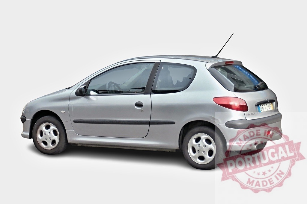 Silver Peugeot 206 standing on white background | Studio shot of a silver Peugeot 206 with nobody inside, parked on a white background - Realisiert mit Pictrs.com