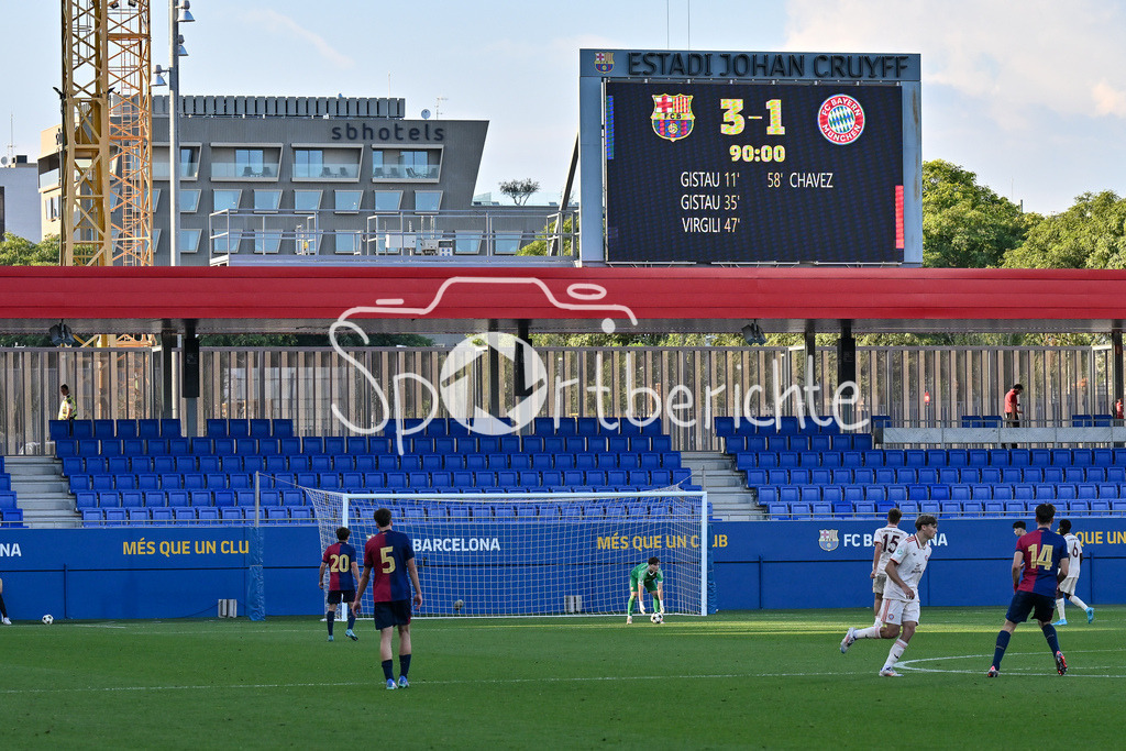 FC Barcelona U19 - FC Bayern München U19 | Die Anzeigentafel mit dem Enstand in Barcelona / Anzeigetafel / Symbolbild / UEFA Youth League: FC Barcelona U19 - FC Bayern München U19, Estadi Johan Cruyff am am 23.10.2024