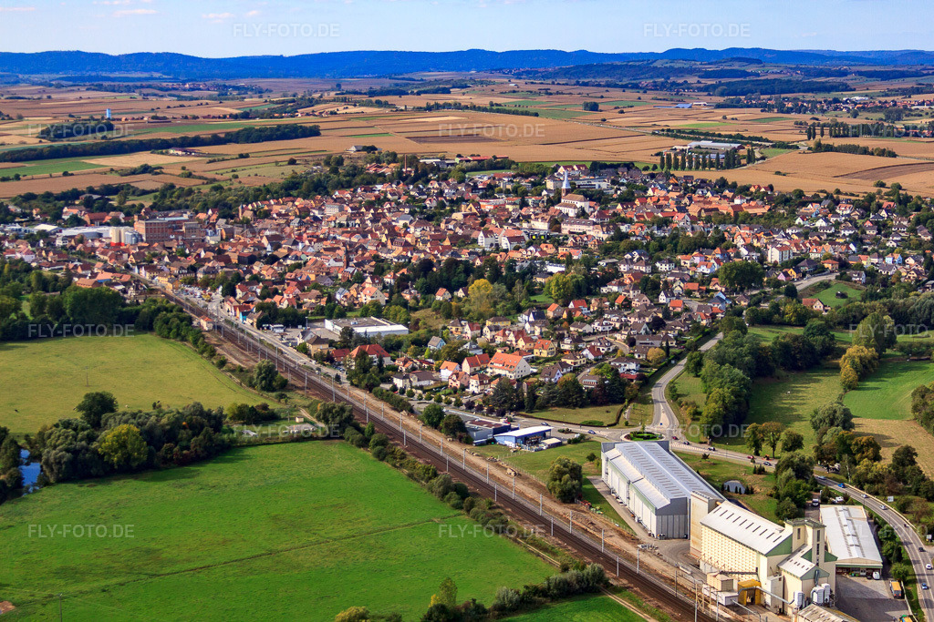 Luftbild: Ortsansicht von Südosten in Hochfelden im Bundesland Bas-Rhin in Frankreich. – Foto: IMG_53572.jpg vom 30.09.2012 durch Werner Riehm/FLY-FOTO.de – Auflösung des Originals: 4752 x 3168 px