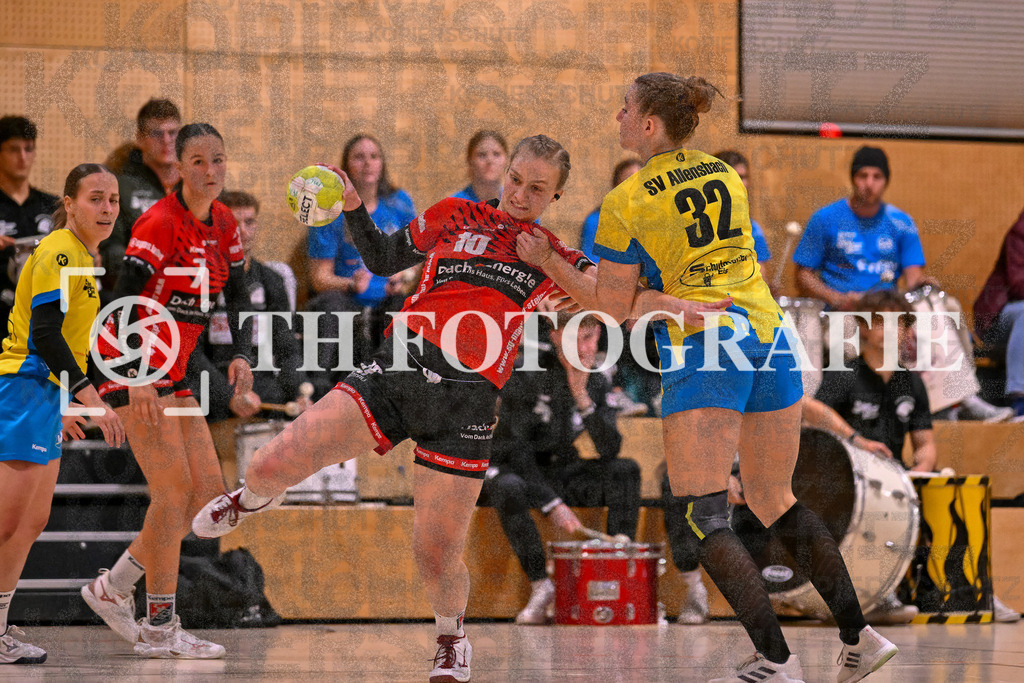 GER, SG Maulburg/Steinen - SV Allensbach 2, Frauen-Handball, Oberliga Suedbaden, 1. Spieltag, Saison 2024/2025, 28.09.2024 | Amely Haas (SG Maulburg/Steinen, #10), Marlene Scherer (SV Allensbach 2, #32), Lena Marie Hlawarschek (SG Maulburg/Steinen, #07)GER, SG Maulburg/Steinen - SV Allensbach 2, Frauen-Handball, Oberliga Suedbaden, 1. Spieltag, Saison 2024/2025, 28.09.2024Foto: TH Fotografie/Thomas Hess