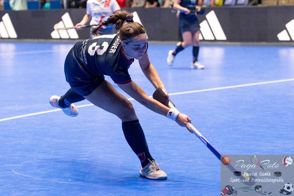 Volvo E.R.B. Final 4 Halbfinale Frauen: Der Club an der Alster - Berlienr HC, 25.01.2025 | Alina Sophie Jäger (Berliner HC #13) schießt den Ball aufs Tor, Der Club an der Alster - Berliner HC, Frankfurt, Süwag Arena, 25.1.2025 - Realisiert mit Pictrs.com