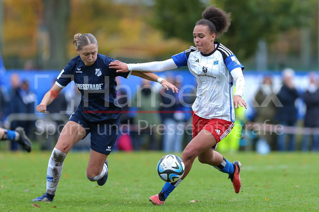 Fussball, 2. Frauen-Bundesliga, Hamburger SV - SC Sand | v.li.: Ronja Schär (Schaer, SC Sand, 13) und Lisa Baum (Hamburger SV, 11) im Zweikampf, Duell, Dynamik, Aktion, Action, Spielszene, DIE DFB-RICHTLINIEN UNTERSAGEN JEGLICHE NUTZUNG VON FOTOS ALS SEQUENZBILDER UND/ODER VIDEOÄHNLICHE FOTOSTRECKEN. DFB REGULATIONS PROHIBIT ANY USE OF PHOTOGRAPHS AS IMAGE SEQUENCES AND/OR QUASI-VIDEO.