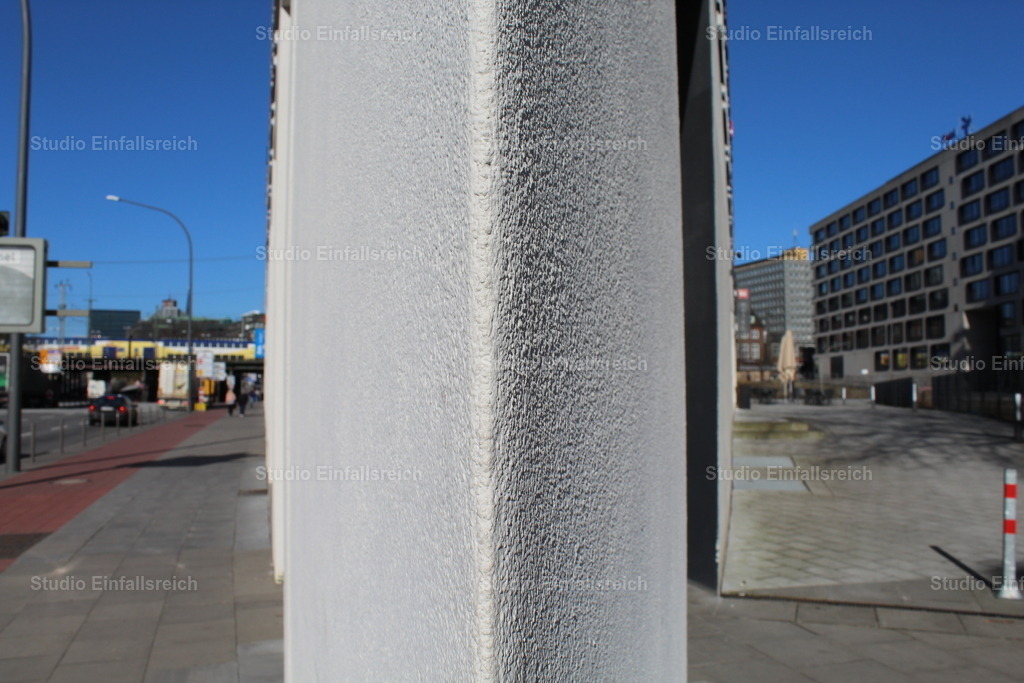 Perspektive – Säule in der Stadt | Eine helle Säule ragt vor städtischer Kulisse auf – klare Linien, Perspektive und urbaner Rhythmus. Ein architektonisches Detail mit moderner Anmutung. Für Fans klarer, grafischer Bildsprache. Als Fine-Art-Print und Wandbild in verschiedenen Größen erhältlich. - Realisiert mit Pictrs.com