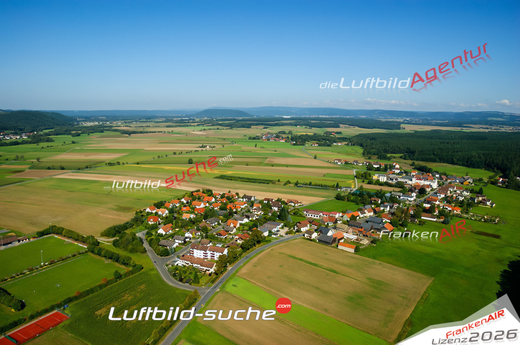 Die Luftaufnahme Neundorf - Mitwitz wurde vom UL-Flugzeug (keine Drohne) aus fotografiert.Hohe Druck- Auflösung-die Geschenkidee!