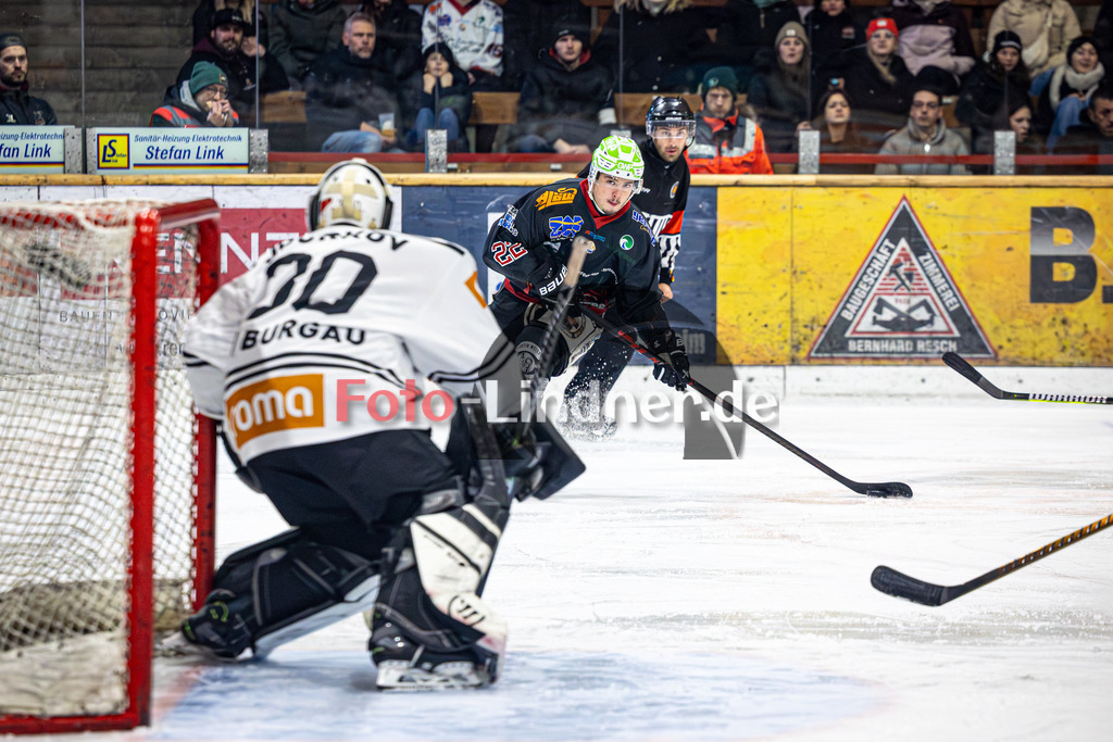 Peißenberg MINERS gegen ESV Burgau 2000 | Eishockey Bayernliga 2025/26 Vorrunde 21. Spieltag, Peißenberg MINERS gegen ESV Burgau 2000, 20251226,Torchance Sinan ONDÖRTOGLU (MINERS 22),2025-12-26 in Peißenberg (flatbuy Arena Peißenberg), Sinan ONDÖRTOGLU (MINERS 22), Roman JOURKOV (ESV Burgau Torwart 30)Copyright: WolfgangxLindner www.foto-lindner.de