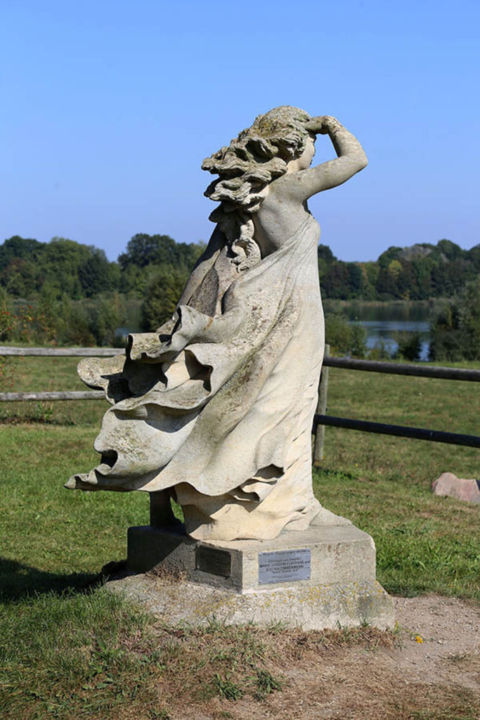 Foto: Leipzig - Penelope - Skulptur am Markkleeberger See | Das Team hinter BILDLEXIKON LEIPZIG bündelt historische wie aktuelle Informationen über die Stadt Leipzig in Text und Bild auf einer Plattform und stellt diese der interessierten Öffentlichkeit zur Verfügung.
