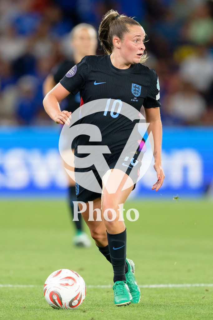 England v Italy - UEFA Women's EURO 2025 Semi-Final | GENEVA, SWITZERLAND - JULY 22:  Ella Toone of England runs with the ball during the UEFA Women's EURO 2025 Semi-Final match between England and Italy at Stade de Geneve on July 22, 2025 in Geneva, Switzerland. (Photo by Giuseppe Velletri/Sports Press Photo/Getty Images)