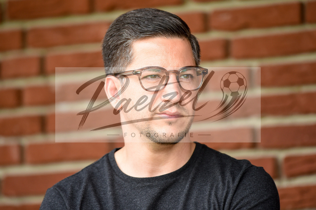 BSBOSN_20210626_0007 | Fussball, Herren: Sportdirektor Amir Shapourzadeh (VfL Osnabrueck) schaut beim Testspiel zwischen TuS Bersenbrueck und VfL Osnabrueck im Hasestadion am 26.06.2021 in Bersenbrueck, Deutschland. - Realisiert mit Pictrs.com