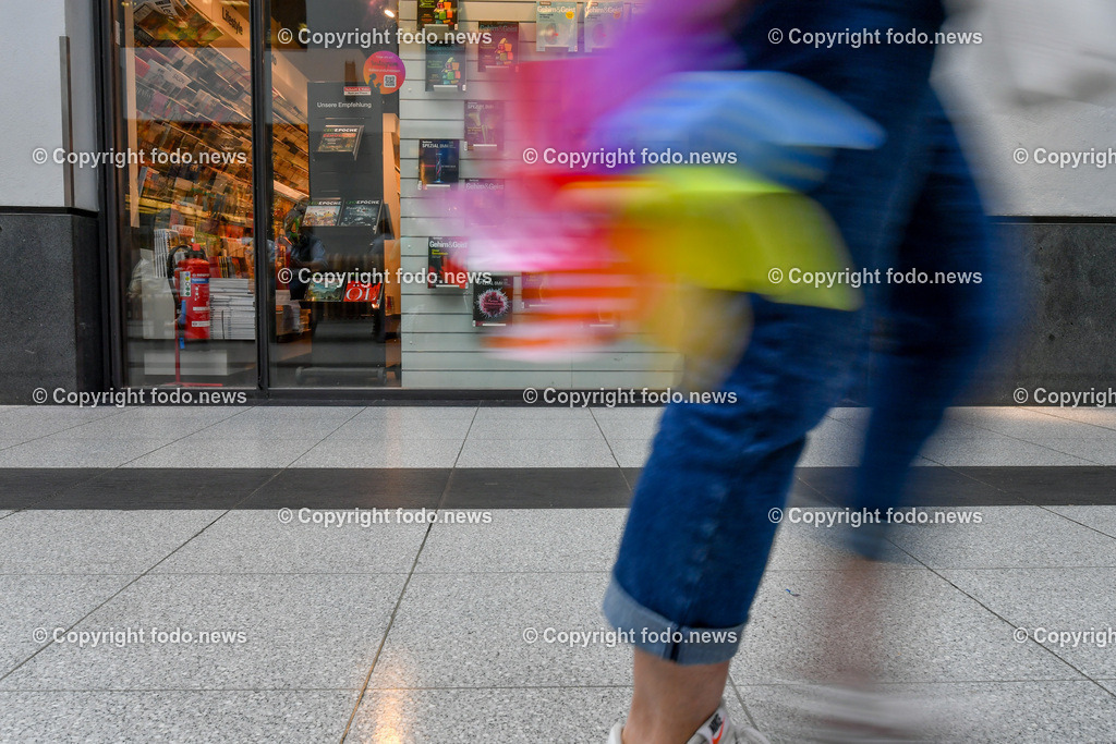 Deutschland_ Bayern_ Nuernberg_ 29.07.2025-7 | 29.07.2025, Deutschland, GER, Bayern, Nuernberg im Bild Bahnhof, Hauptbahnhof, Halle, Reisende, Gepaeck, Verkehr, oeffentlicher Verkehr, Nahverkehr, Menschen, Shopping, Shops, Geschaefte, Bewegung, Symbolbild, Feature