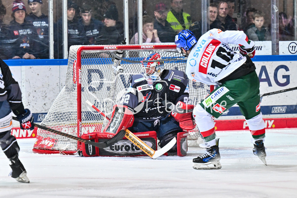 Iserlohn Roosters - Augsburger Panther | in dieser Szene erzielt Chris COLLINS (Augsburger Panther #10) den Treffer zum 0-1 / Tor / DEL: Iserlohn Roosters - Augsburger Panther, Eissporthalle Iserlohn am 07.03.2025
