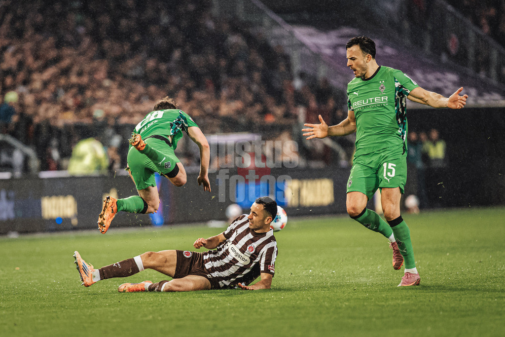 Fußball | Männer | Saison 2025/2026  | Fußball-Bundesliga | 09. Spieltag | FC St. Pauli vs. Borussia Mönchengladbach | 01.11.2025 | Oben Lukas Ullrich (#26, Borussia Mönchengladbach) wirt gefoult von Manolis Saliakas (#2, FC St. Pauli)