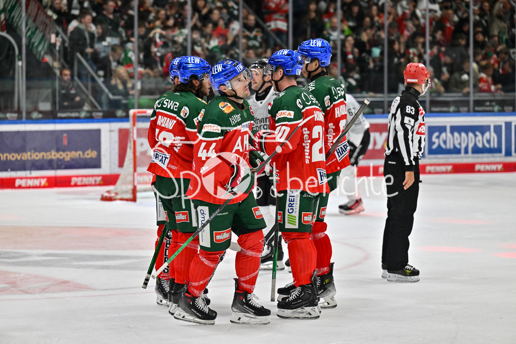 Augsburger Panther - Kölner Haie | Der Anschluss fuer die Panther / Jubel nach dem Treffer zum 4-6 druch Nolan ZAJAC (Augsburger Panther #44) / Freude / Happy / Tor / Torschuetze
