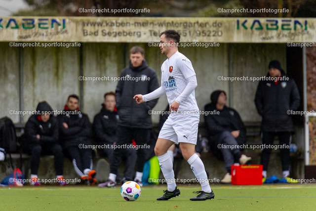 Fußball I Herren I Saison 2025-2026 I Landesfreundschaftsspiel I SC Rönnau - SSG Rot-Schwarz Kiel 092 | Justus Kiewald (4, SSG Rot-Schwarz Kiel) - Realisiert mit Pictrs.com