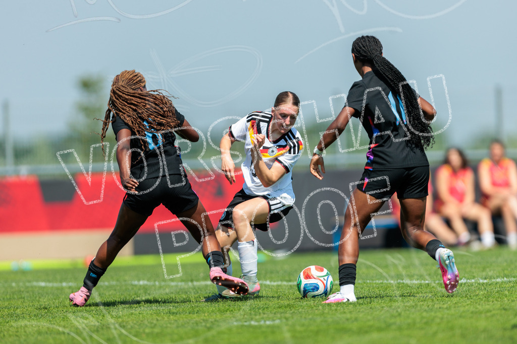 Testspiel U16-Juniorinnen: Deutschland – England | Die Bildergalerie dokumentiert das Länderspiel der deutschen U16-Juniorinnen gegen die Auswahl Englands. Die Fotografien zeigen Spielaktionen, Zweikämpfe, Torchancen, Mannschaftsszenen sowie weitere Impressionen der Begegnung. Die Aufnahmen entstanden im Rahmen des Testspiels beider Nachwuchsnationalmannschaften in der Kümpel + Hellmeister Arena in Hamm am 20. Juni 2026 und halten die sportlichen und emotionalen Momente des Spiels fest. - Realisiert mit Pictrs.com