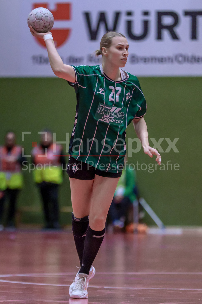 Handball, 2. Bundesliga Frauen, SV Werder Bremen - SG 09 Kirchhof | Emma Ruwe (SV Werder Bremen, 27) Freisteller am Ball, Einzelfoto, Spielszene, Aktion, Action