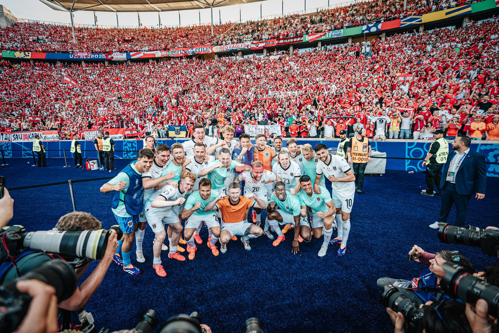 Fußball | Herren | UEFA-Fußball-Europameisterschaft 2024 | Gruppe D | Niederlande vs. Österreich | 25.06.2024 | Die Mannschaft aus Österreich feiert den Sieg