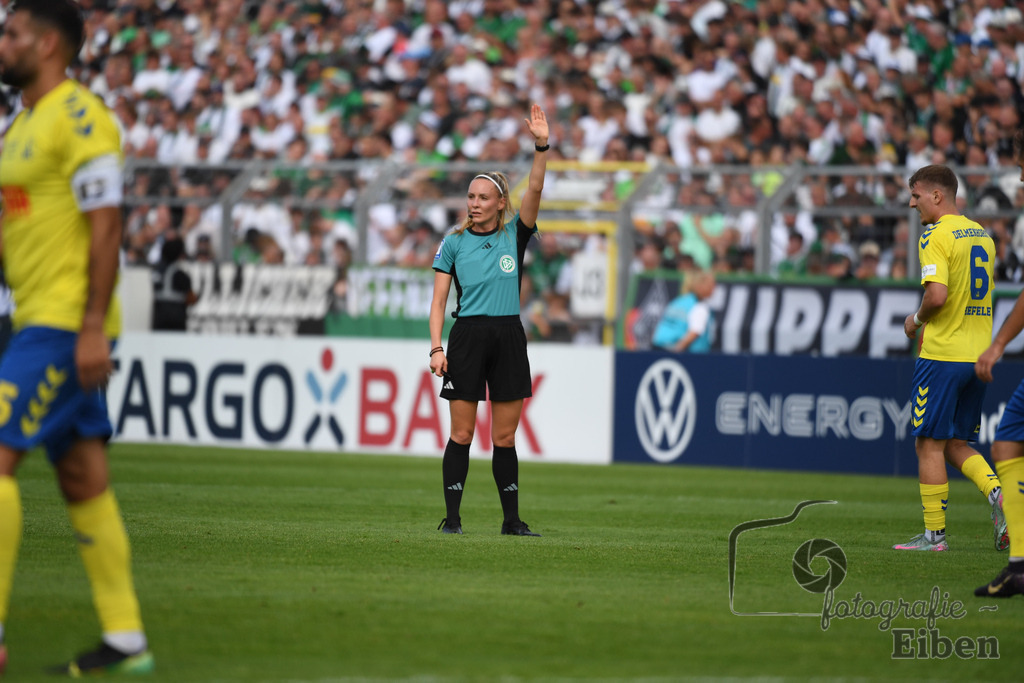 SV Atlas-Delmenhorst-Borussia Mönchengladbach | DFB-Pokal 1. Runde;SV Atlas Delmenhorst (gelb)-Borussia Mönchengladbach (schwarz) am 17.08.2025 in Oldenburg (Marschweg-Stadion), Photo: Philip Eiben 2025 - Realisiert mit Pictrs.com