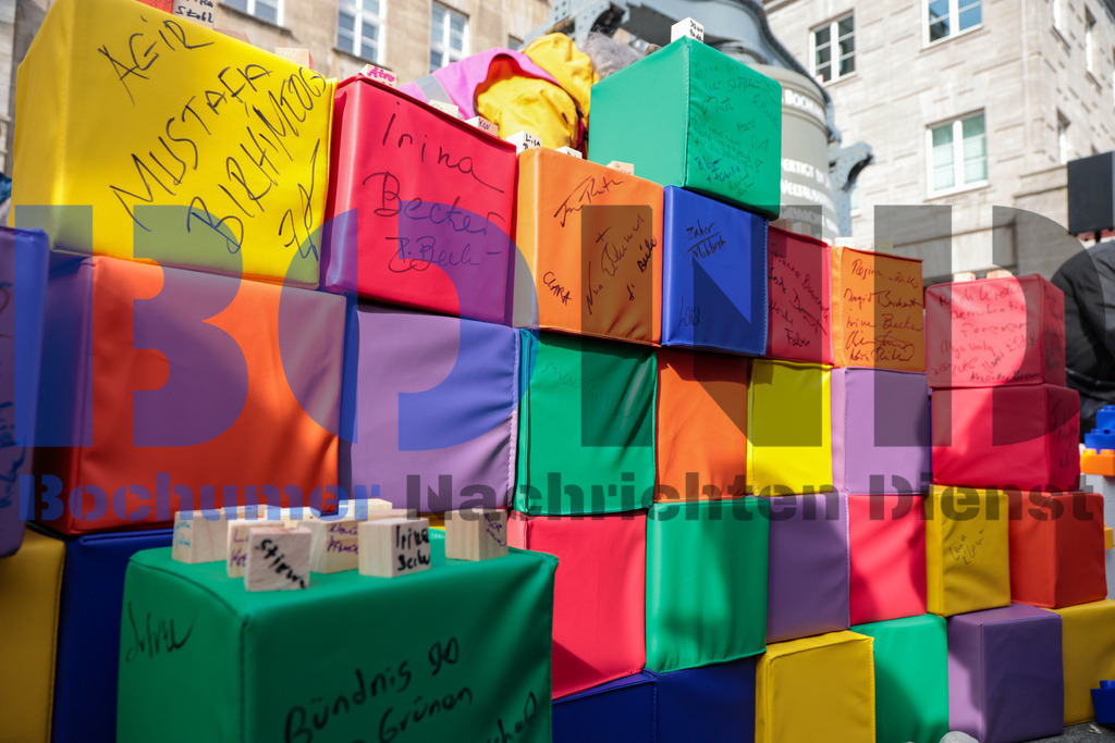 Brandmauer 2024 vor dem Rathaus der Stadt Bochum {date} -  | {headline}



(Foto: Sebastian Sendlak / BOND)

 - Realisiert mit Pictrs.com