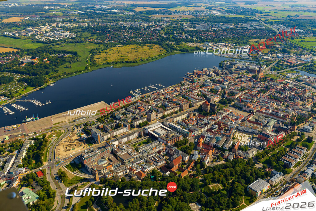 Luftaufnahme Altstadt mit Unterwarnow Rostock - Die Luftaufnahme wurde 2025 vom UL-Flugzeug heraus erstellt ( ohne Drohne ) - Hochauflösende Luftaufnahme - für professionelle Ausdrucke geeignet. Die Geschenkidee !Mit Lizenz und Bildrechte bestellbar
