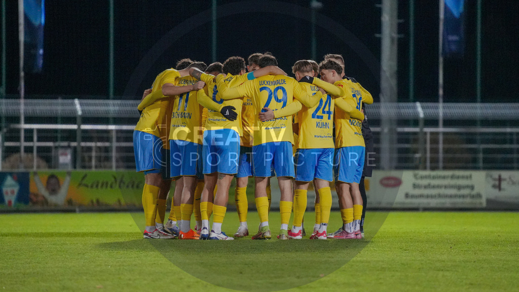 Fußball, Herren, Saison 2025/2026, Regionalliga Nordost, 17. Spieltag, FSV 63 Luckenwalde vs. ZFC Meuselwitz, Freitag 28.11.2025, Werner-Seelenbinder-Stadion Luckenwalde, | Fußball, Herren, Saison 2025/2026, Regionalliga Nordost, 17. Spieltag, FSV 63 Luckenwalde vs. ZFC Meuselwitz, Freitag 28.11.2025, Werner-Seelenbinder-Stadion Luckenwalde, Im Bild: Der Mannschaftskreis des FSV 63 Luckenwalde vor Spielbeginn - Realisiert mit Pictrs.com