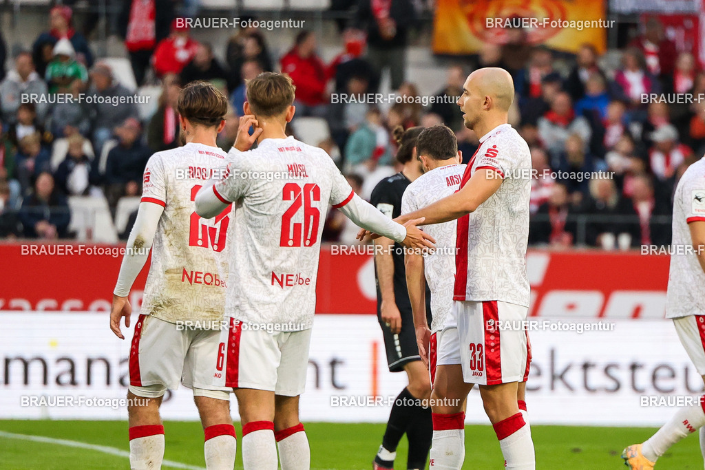 Rot-Weiss Essen - 1.Fc Schweinfurt | Essen, Deutschland, 02.11.2025 Torben Müsel  (Rot-Weiss Essen) und Tobias Kraulich  (Rot-Weiss Essen) klatschen sich ab während des 3.Liga Spiels zwischen  Rot-Weiss Essen und 1.Fc Schweinfurt am 02.11.2025 im Stadion an der Hafenstraße in Essen. (Foto von Timo Bluhmki-Schmidt/Brauer Fotoagentur