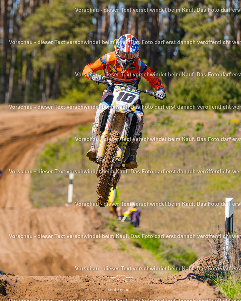 20260501_MCWriezen-3615 | Sportfotografin aus Berlin-Brandenburg mit Fokus auf Motocross. Ich halte deine sportliche Leistung und echte Emotionen auf und neben der Strecke professionell fest. Entdecke die Fotos von deinem Rennen und bestelle sie direkt hier im Shop.