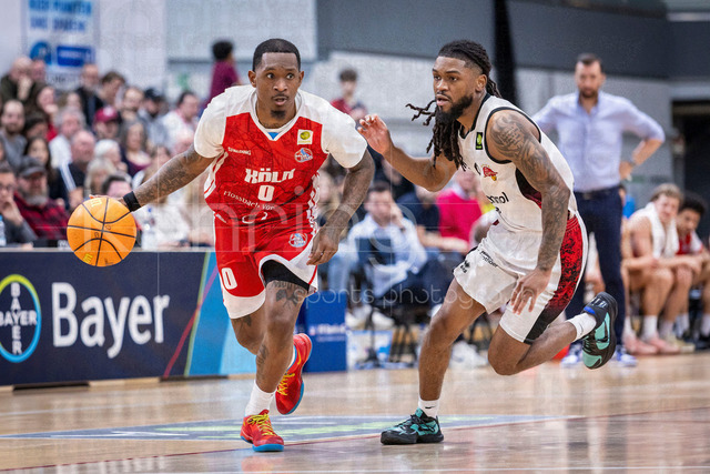 Barmer 2. Basketball Bundesliga ProA: Bayer Giants Leverkusen vs. RheinStars Koeln, 04.04.26 | Leverkusen, 04.04.26 - Cedric Cezell Russell Jr. (RheinStars Köln, 0) und Kobe Langley (Bayer Giants Leverkusen, 8) während des Spiels der Barmer 2. Basketball Bundesliga ProA: Bayer Giants Leverkusen vs. RheinStars Koeln in der Ostermann Arena in Leverkusen.