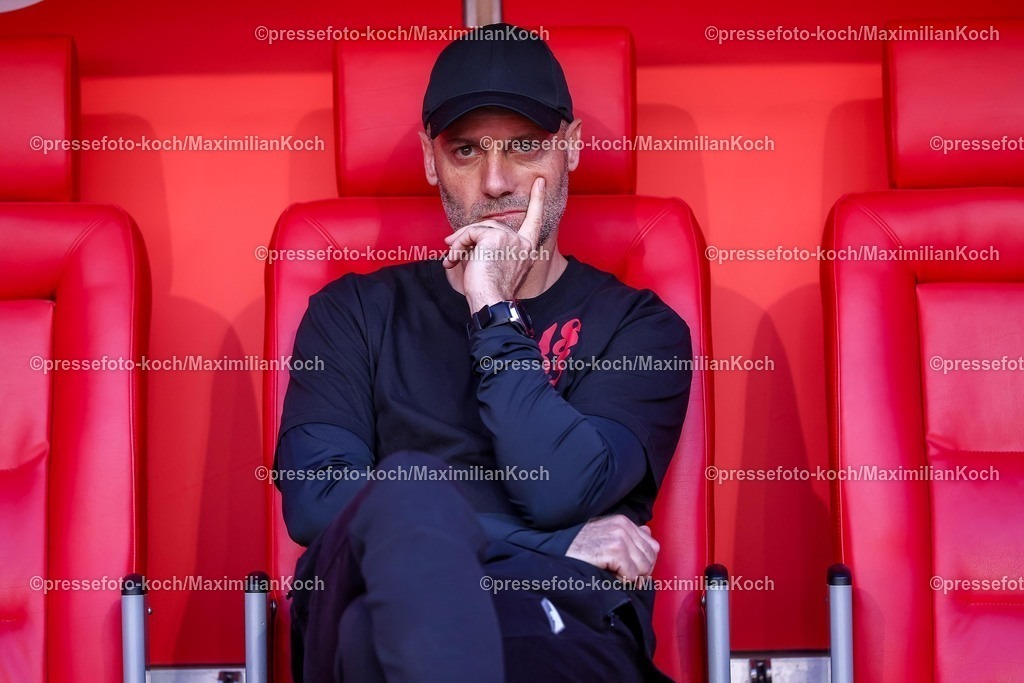 F9524042601012 | 24.04.2026, Fußball, Fortuna Düsseldorf - SC Dynamo Dresden, 2. Fußball Bundesliga, Herren, Merkur Spiel-Arena, 31. Spieltag, Saison 2025 2026: Cheftrainer Alexander Ende (Fortuna Düsseldorf) sitzt angespannt auf der Trainerbank enttäuscht Enttäuschung  DFB regulations prohibit any use of photographs as image sequences and or quasi-video.