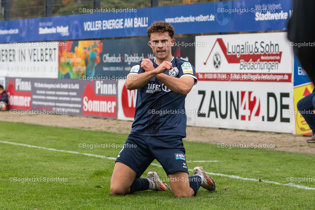 Torjubel Timo Böhm | 08.11.2025, Fußball, Regionalliga West, SSVg Velbert - SC Wiedenbrück: Timo Böhm (SSVg Velbert #32) kreuzt die Arme zum Torjubel - Realisiert mit Pictrs.com