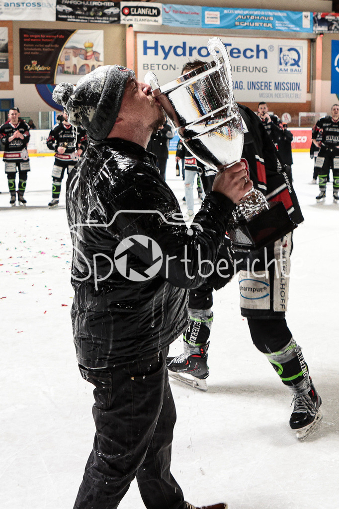EHC Königsbrunn - TEV Miesbach | Grenzenloer Jubel beim EHC Koenigsbrunn nach dem Gewinn der Bayerliga Meisterschaft im Spiel 3 der Playoffserie gegen den TEV Miesbach / Jubel / Freude / Siegerfoto / Trainer Robert LINKE